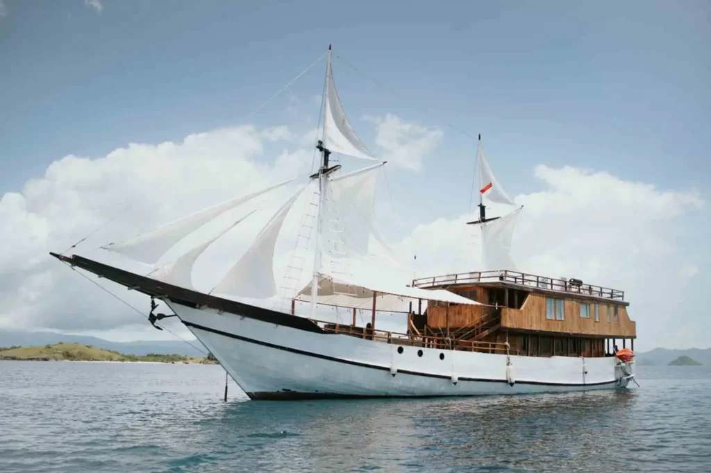 Zada Nara, a 30.45-metre phinisi, sailing in Komodo National Park