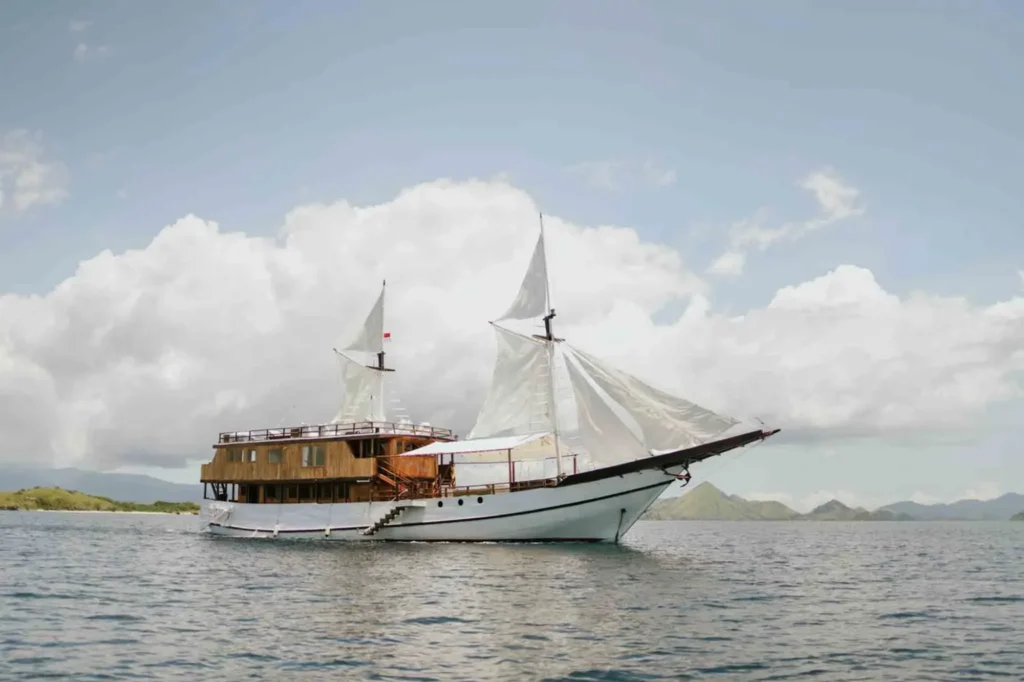 Zada Nara phinisi exterior under sail