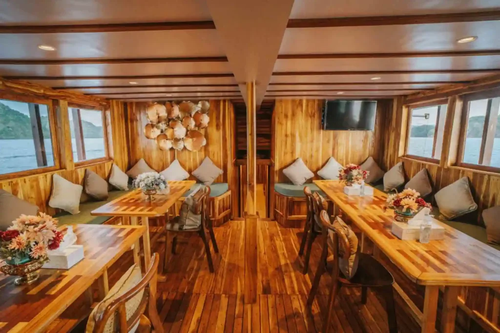 Second view of the indoor dining and lounge aboard Zada Nara