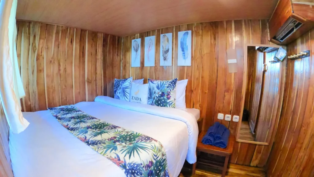 Deluxe Cabin with double bed and sea-view window aboard Zada Ulla