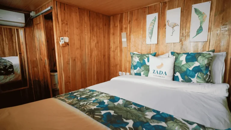 Wood-lined Deluxe Cabin with double bed aboard Zada Ulla