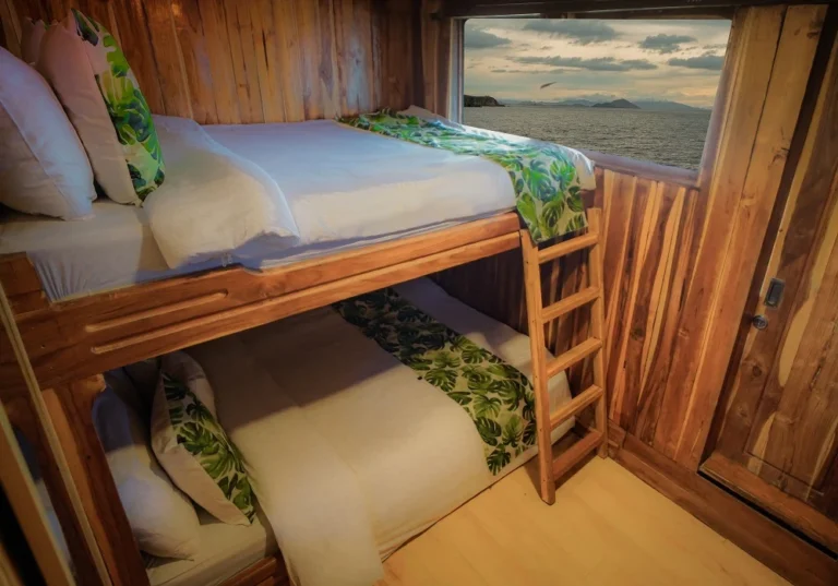 Family Cabin with double bed aboard Zada Ulla