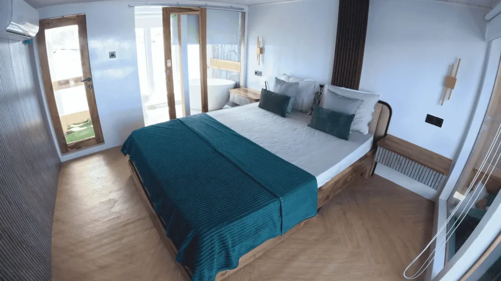 Sea-view Suite Cabin with double bed aboard Zada Ulla