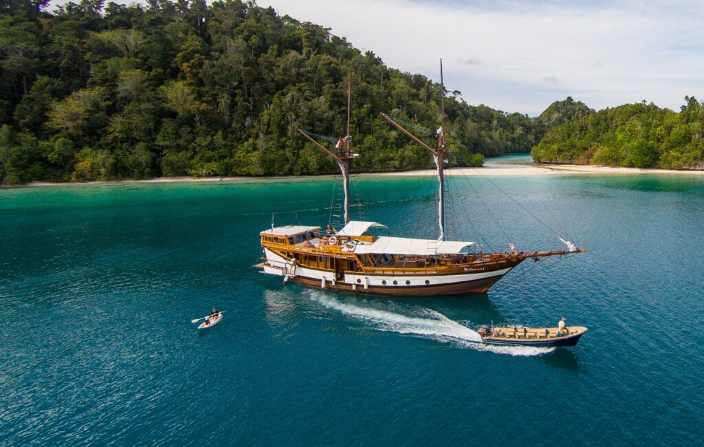 Wellenreng liveaboard boat cruising in Indonesia