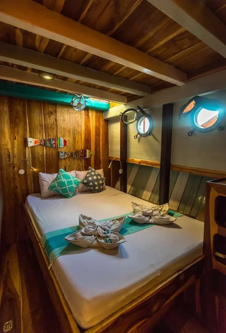 Double ensuite cabin aboard Amalia Komodo
