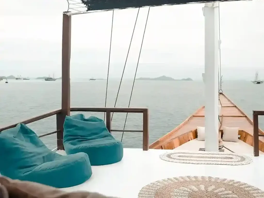 Sundeck aboard Amore phinisi