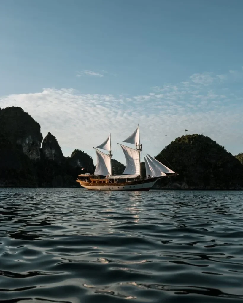 Anne Bonny under sail between Raja Ampat islands