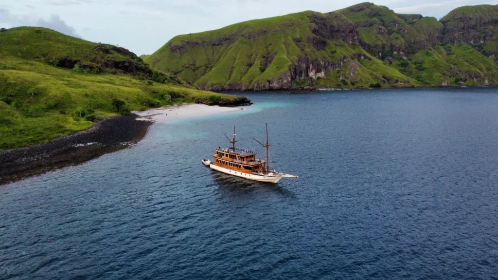 Bajo Sunset Voyage aerial vessel exterior