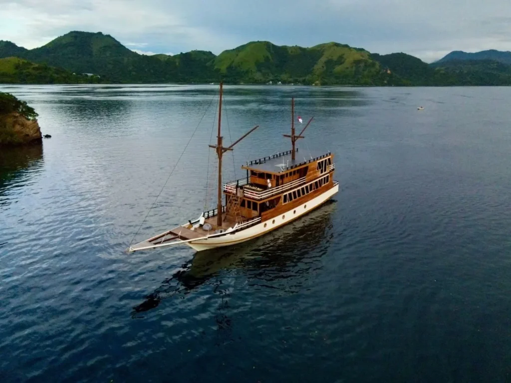Bajo Sunset Voyage vessel exterior
