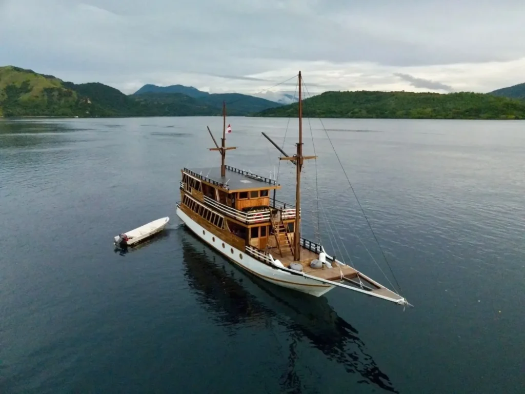 Outdoor area aboard Bajo Sunset Voyage
