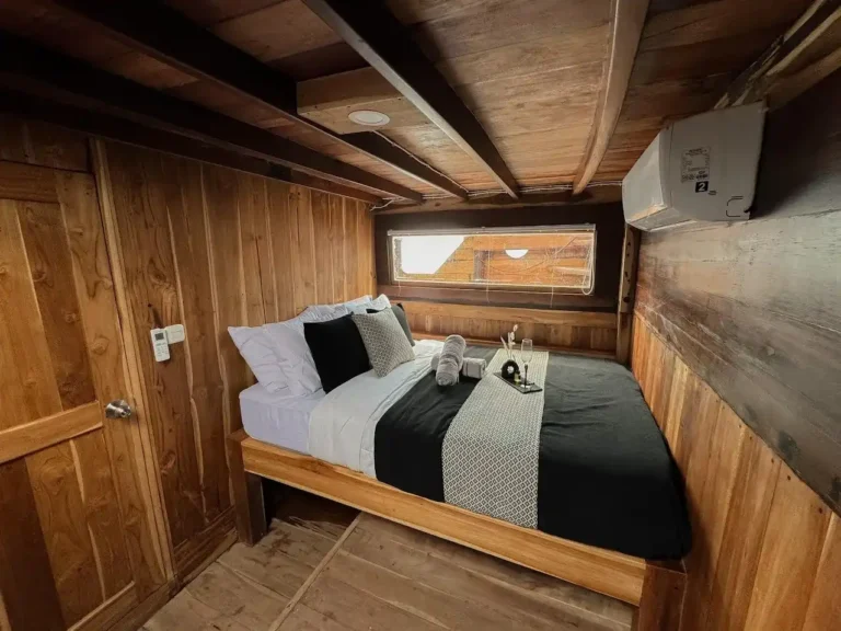 Deluxe Cabin aboard Blackbeard Phinisi