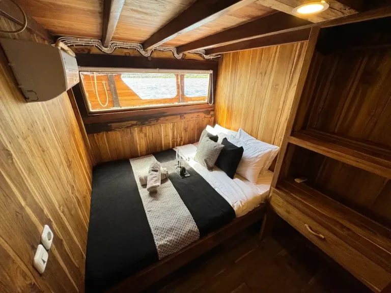 Alternative view of a Deluxe Cabin aboard Blackbeard