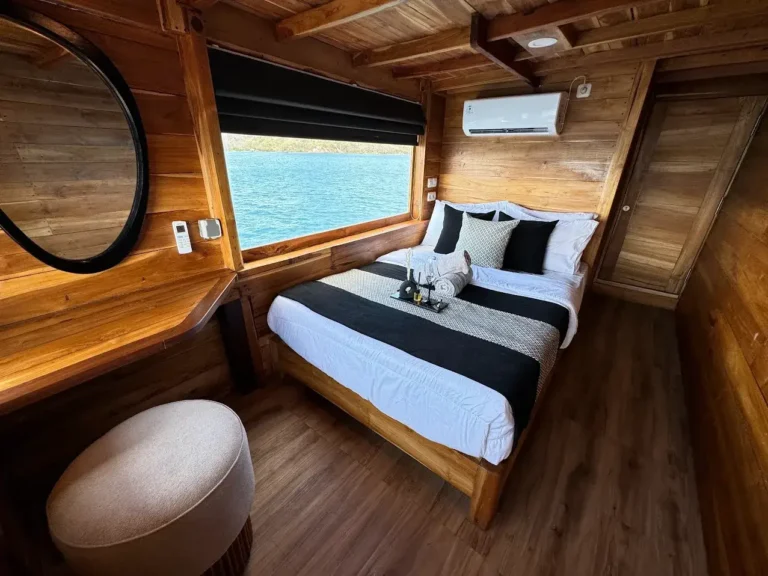 Panoramic Suite cabin aboard Blackbeard Phinisi