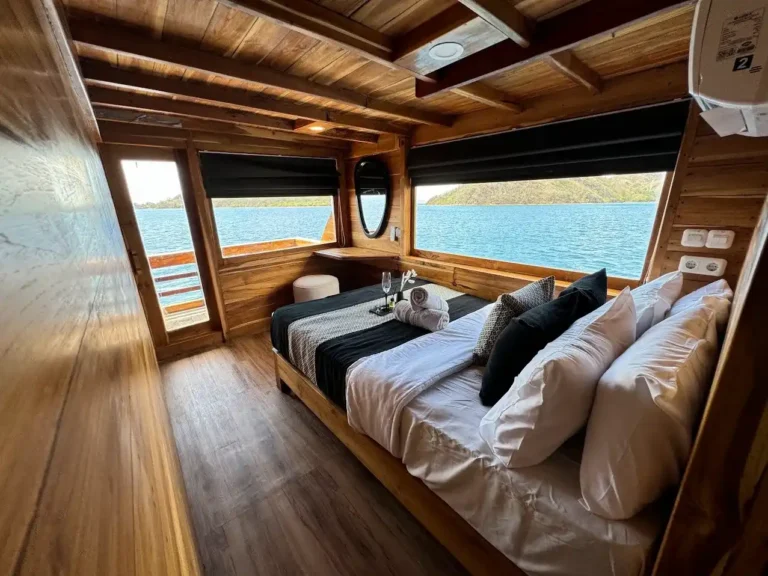 Alternative view of a Panoramic Suite aboard Blackbeard