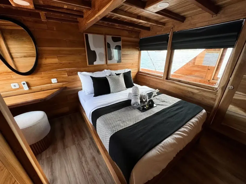 Royal Suite cabin aboard Blackbeard Phinisi