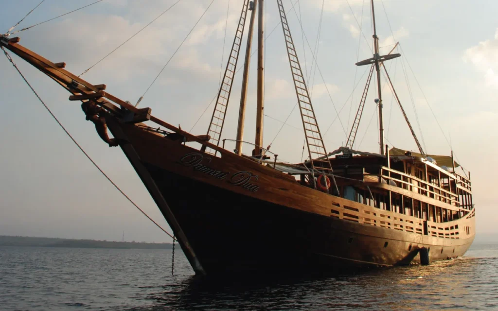 Damai II traditional Indonesian liveaboard sailing at sea