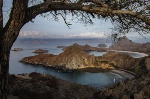 Pemandangan Pulau Padar, kawasan Taman Nasional Komodo di musim kemarau
