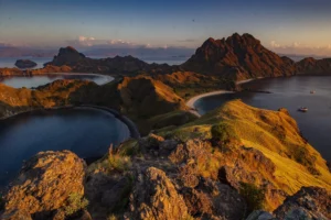 Cahaya mentari pagi di punggung-punggung bukit menambah keelokan Pulau Padar di Kawasan Taman Nasional Komodo