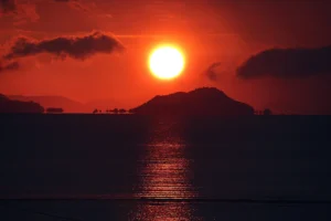 Sunset Labuan Bajo memiliki kesempurnaan tersendiri, karena terlihat sangat dekat dari matahari
