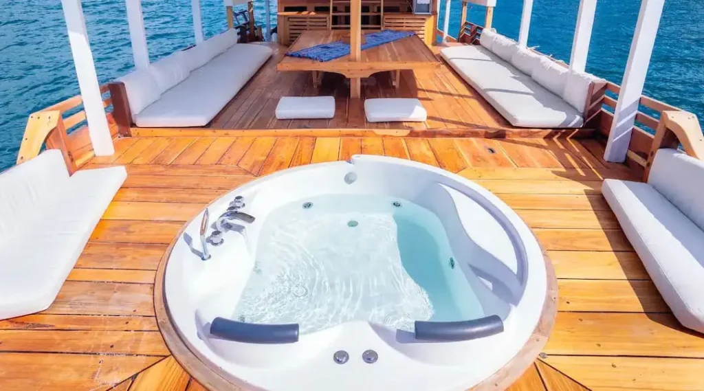 Second view of the jacuzzi aboard Devita R Cruise