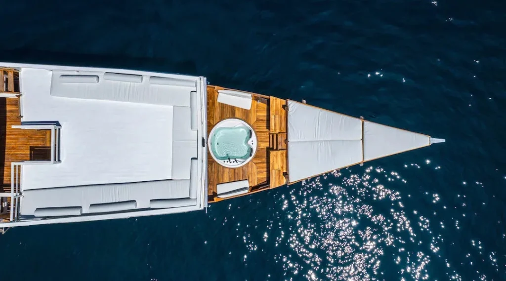 Open sun deck aboard Devita R Cruise