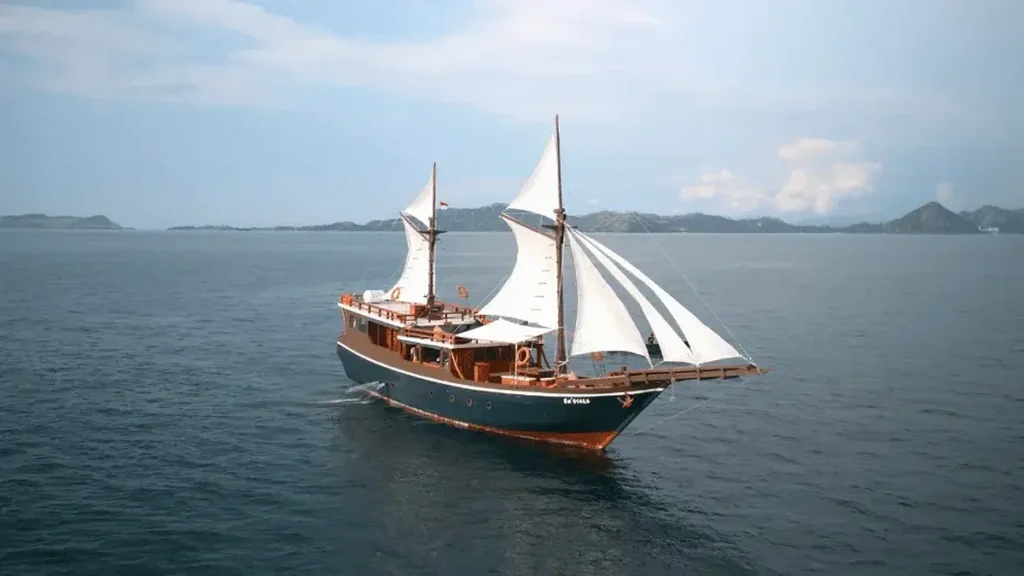 Em’Ocean phinisi exterior in Komodo National Park