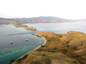 Coastal panorama from the ridge of Gili Lawa Darat