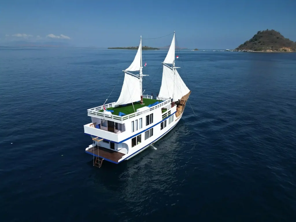 Invictus phinisi exterior