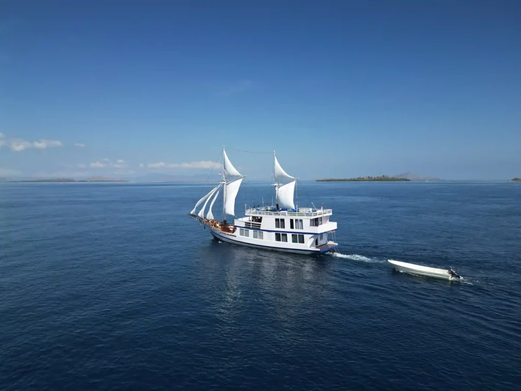 Invictus phinisi exterior