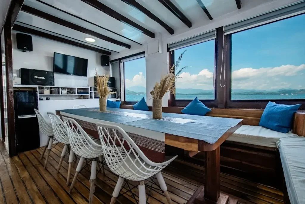 Indoor dining aboard Invictus