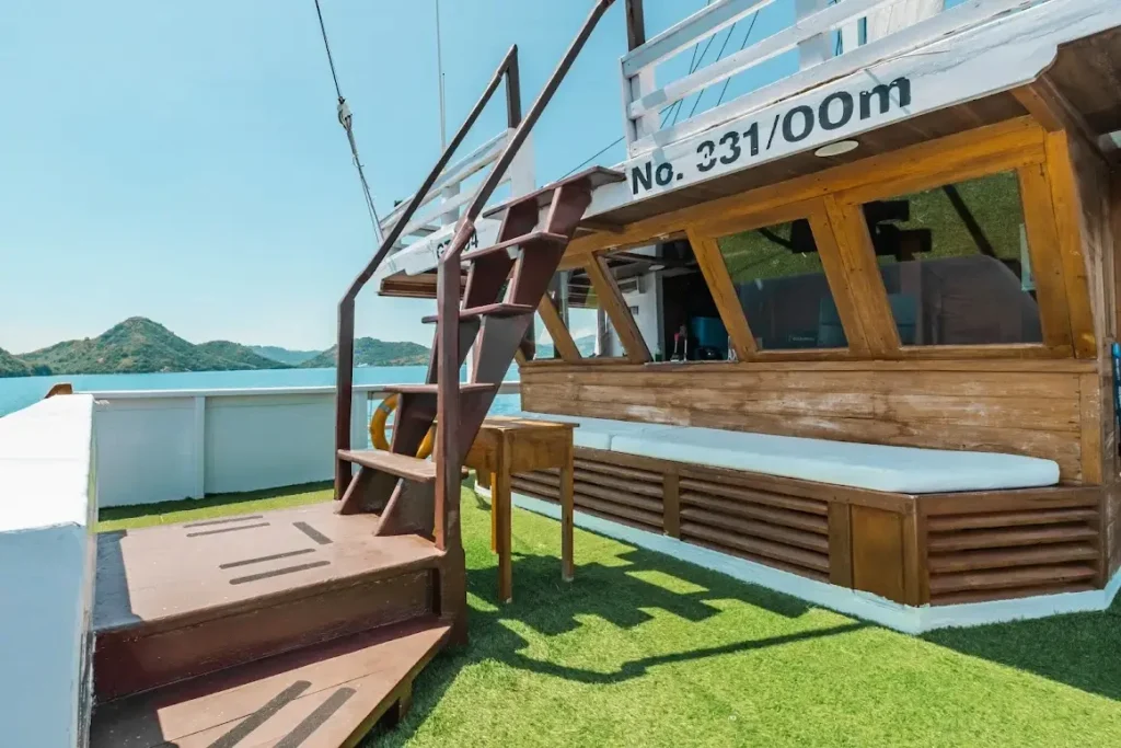 Indoor lounge aboard Invictus