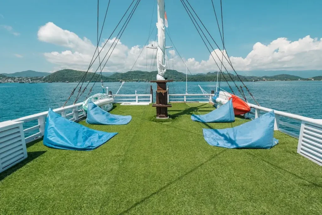 Sundeck aboard Invictus