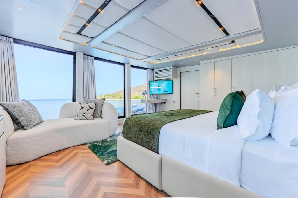Kayra bridge-deck Master Cabin with panoramic ocean views