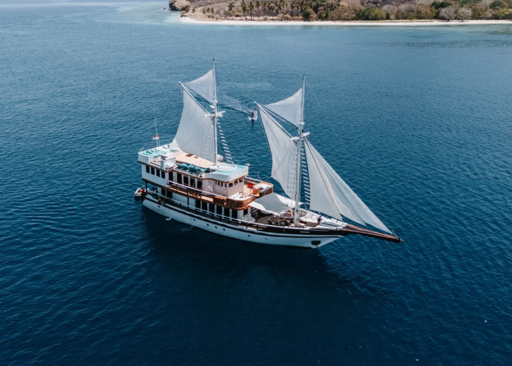 Kayra Phinisi private charter yacht cruising in Indonesian waters