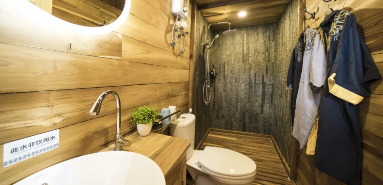 Private ensuite bathroom on Komodo Aggressor
