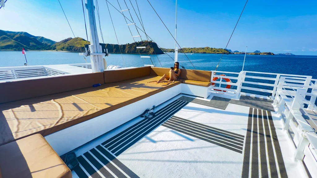 Komodo Aggressor sun deck lounge