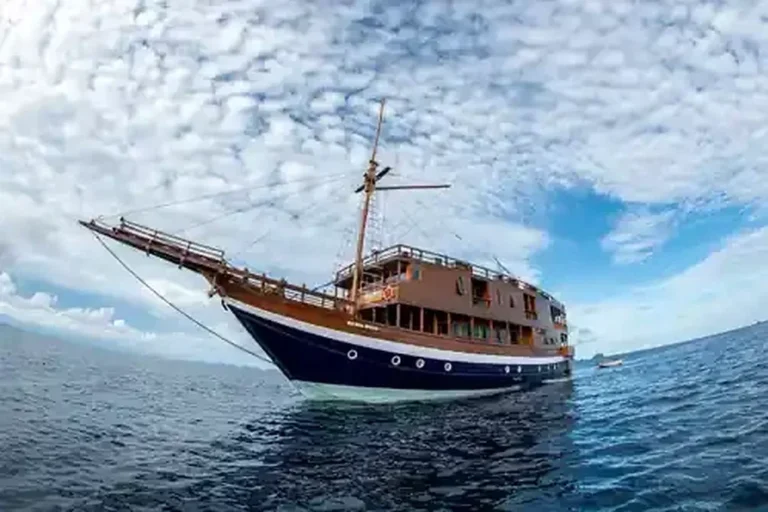 Mola Mola two phinisi exterior