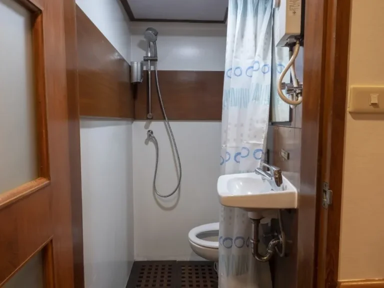 Private ensuite bathroom with hot shower aboard MV Mermaid I