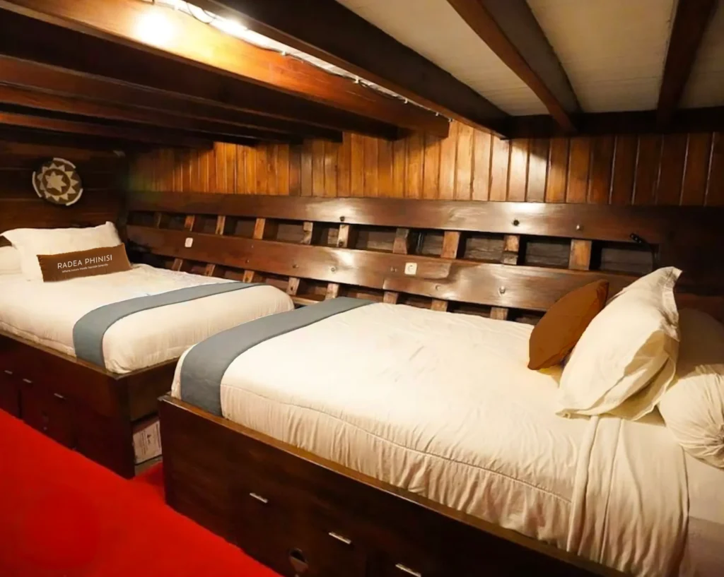 Private twin-bed cabin aboard Radea Phinisi