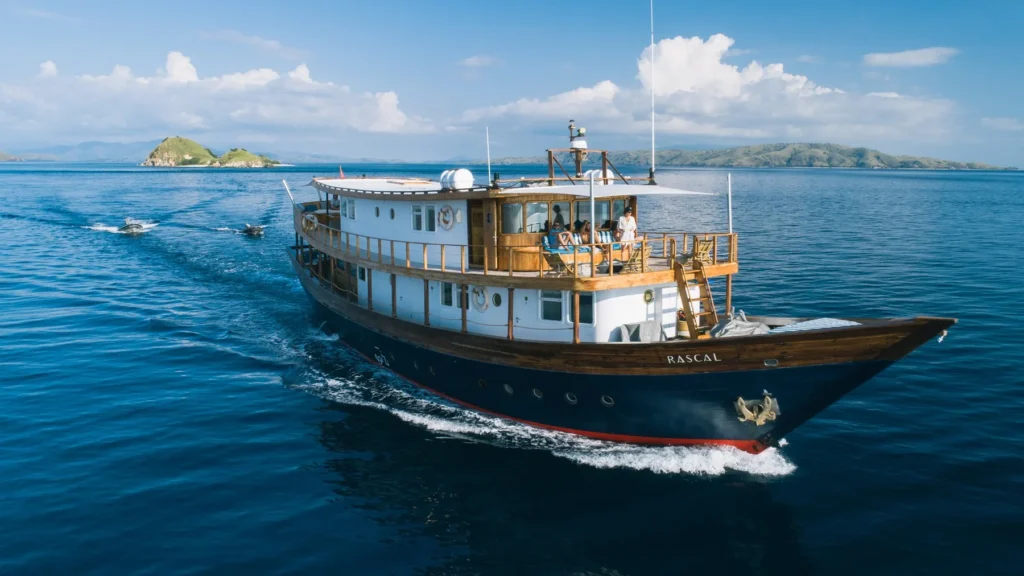 Rascal phinisi sailing through Komodo National Park