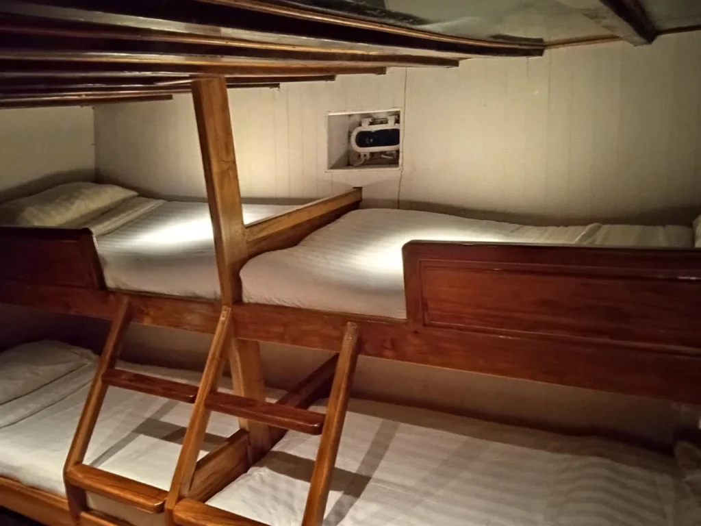 Wooden bunk beds in the Refviero shared cabin