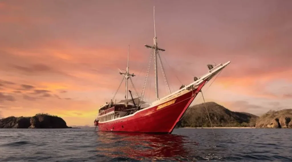 Seven Seas Buginese schooner at sea