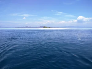 Low-tide sandbar islets and turquoise water at Taka Makassar