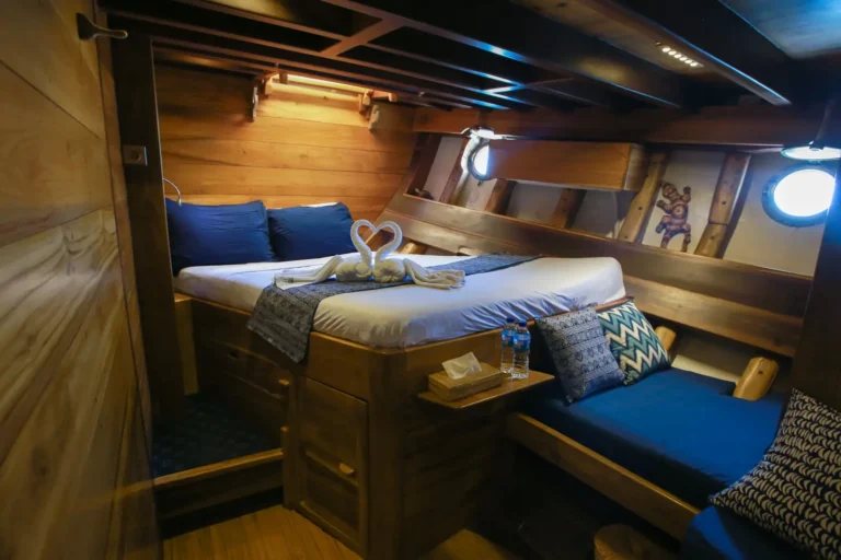Double guest cabin aboard Tanaka Phinisi