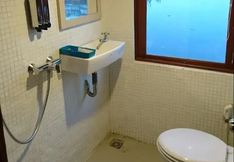 Upper deck bathroom aboard Thalassa one