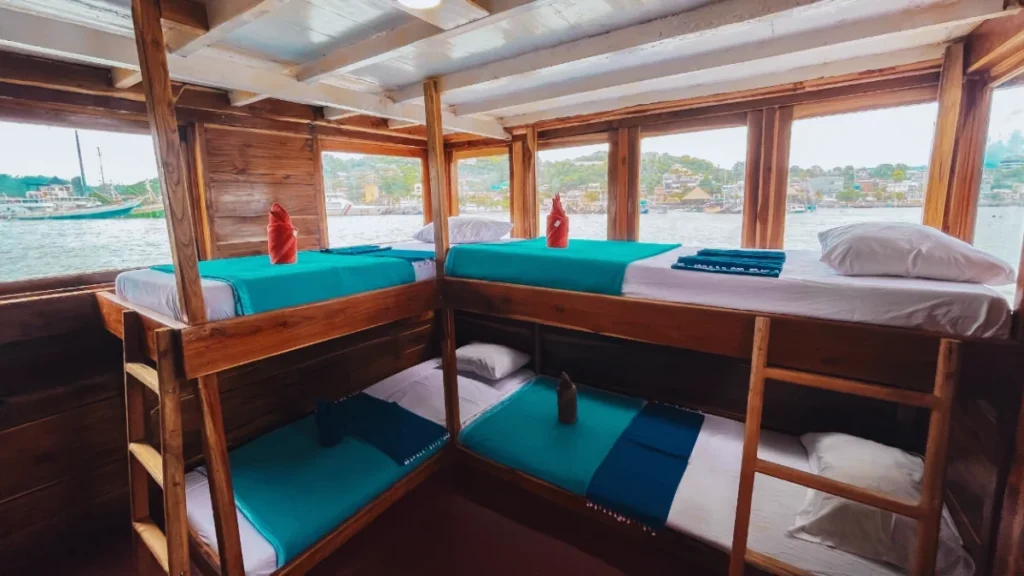 Arumi Share Cabin 01 with four single bunk beds