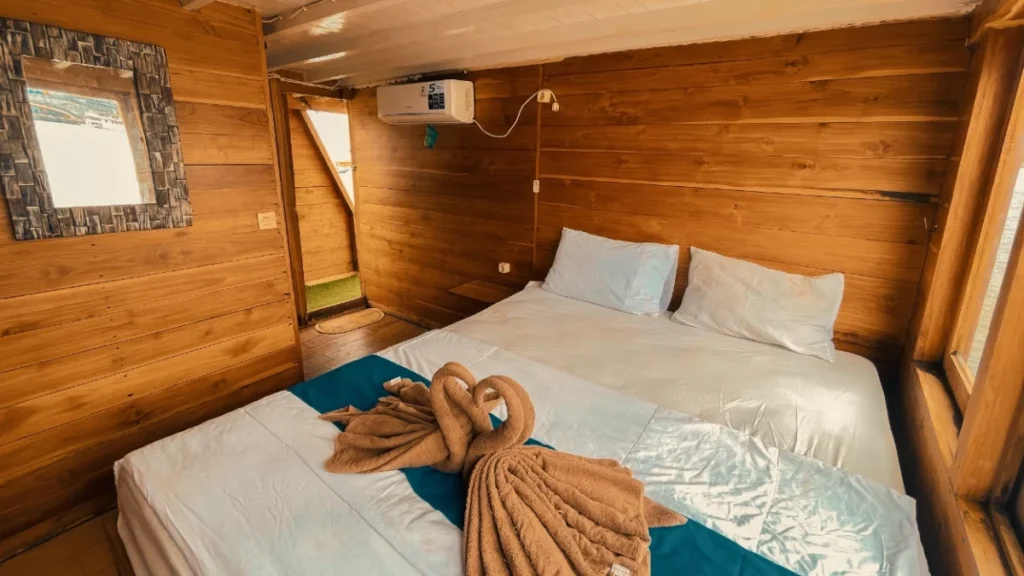 Arumi Deluxe Full Ocean 02 queen-bed cabin