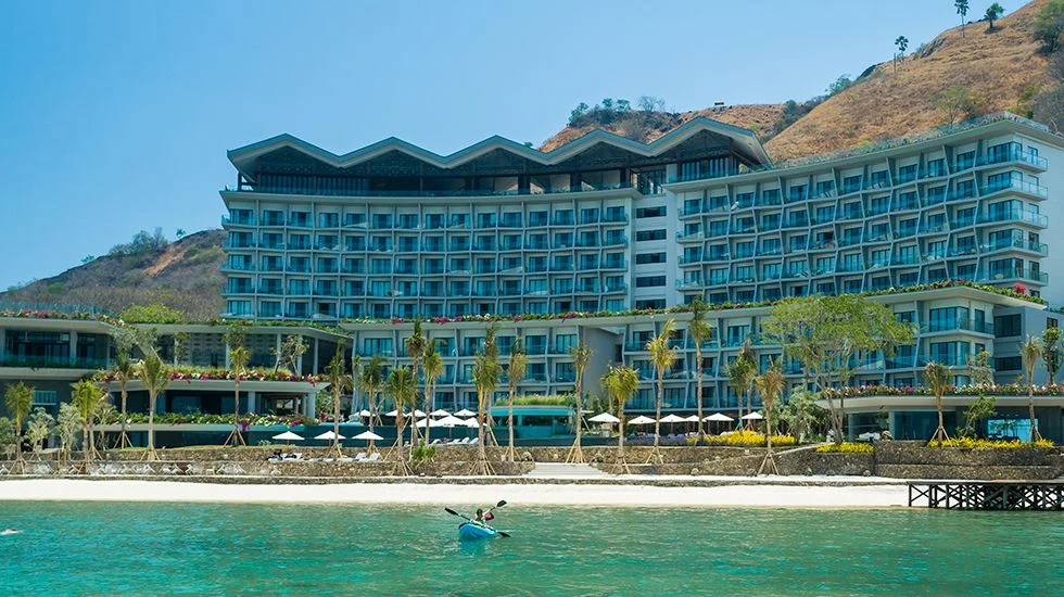 A kayaker paddling in front of AYANA Komodo at Waecicu Beach